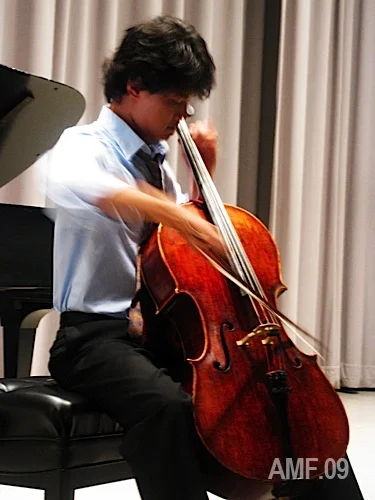 Jonah Kim performing